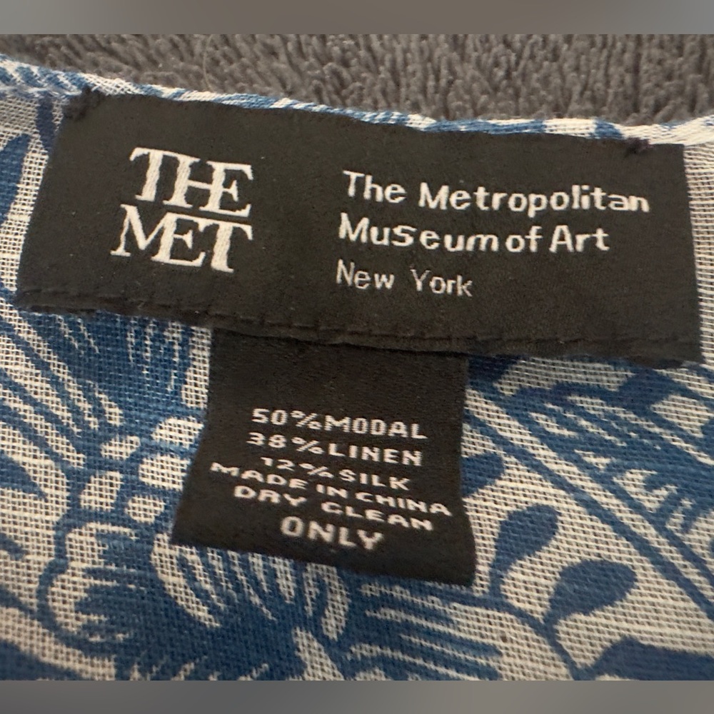 The Met Store Metropolitian Museum of art Blue & White Qing Floral Cover-Up - Picture 4 of 10
